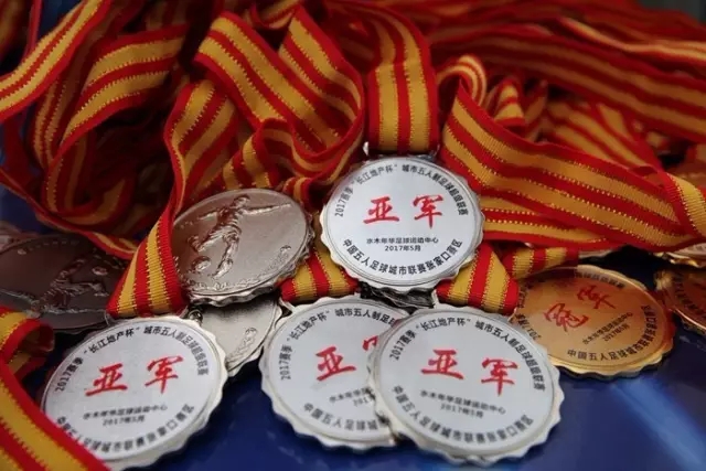 特朗普健康疑云：西装下的神秘鼓包引发关注
